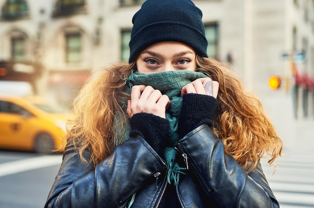 これは私の街です街に出ている間にスカーフで口を覆っている女性のショット