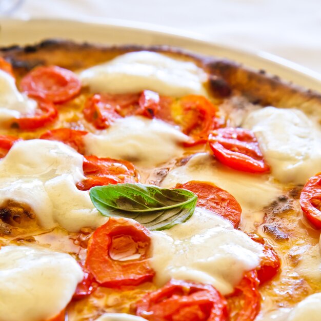 이것이 진정한 이탈리안 피자입니다. 이탈리아 나폴리에 있는 Capri's 레스토랑에서 제공되는 전통 피자 마르게리타.