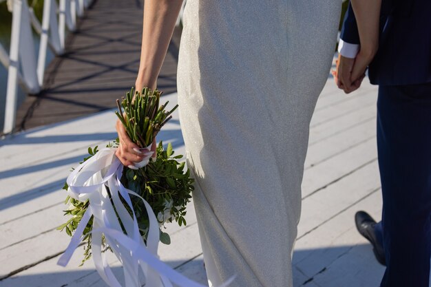 Questo è il bouquet da sposa nelle mani della sposa.
