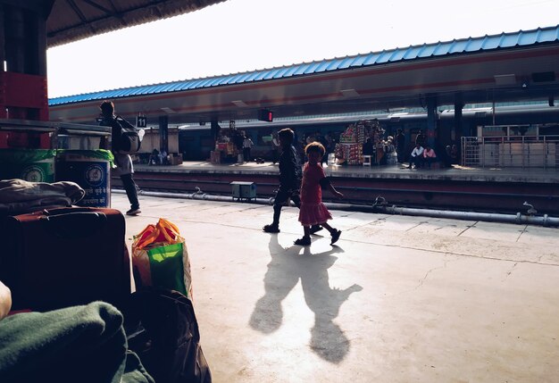 Questo mese sulla fotografia di strada bambini che camminano su una piattaforma