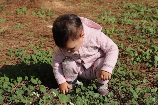 이 장난기 많은 6개월 된 아기 소녀는 공원을 탐험하는 것을 즐깁니다.