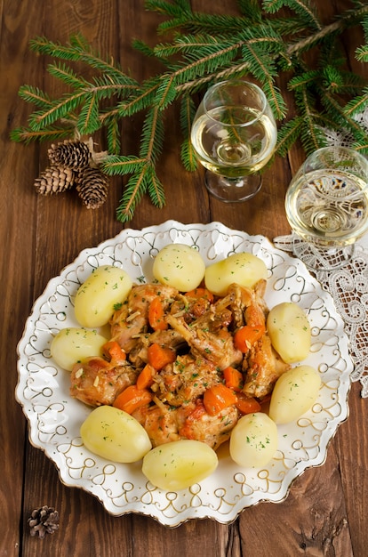 Questo stufato di coniglio è una gustosa combinazione di coniglio tagliato a pezzi, carote e patate