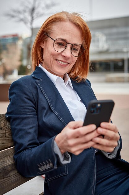 Foto questa donna d'affari di successo si fa carico del suo benessere bilanciando lavoro e riposo