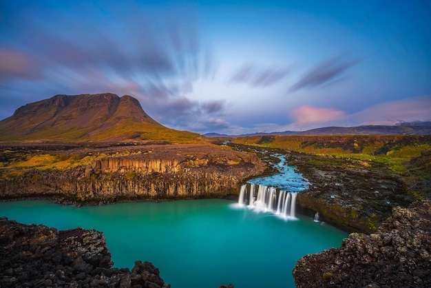 Thjofafoss waterval in IJsland bij zonsondergang