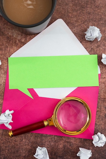 Foto lettera bolla di pensiero con busta lente d'ingrandimento tazza di caffè e circondata da carta stropicciata rappresenta idee e strategie cruciali per il progresso aziendale