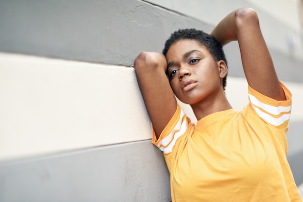 Photo thoughtful black woman with sad expression outdoors