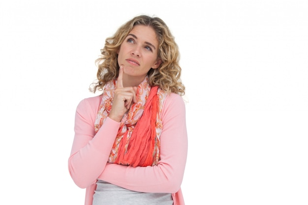 Photo thoughtful blonde woman posing and raising one eyebrow