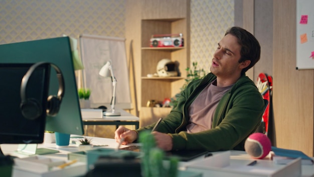 Photo thoughtful freelancer staring computer screen at office closeup man pondering