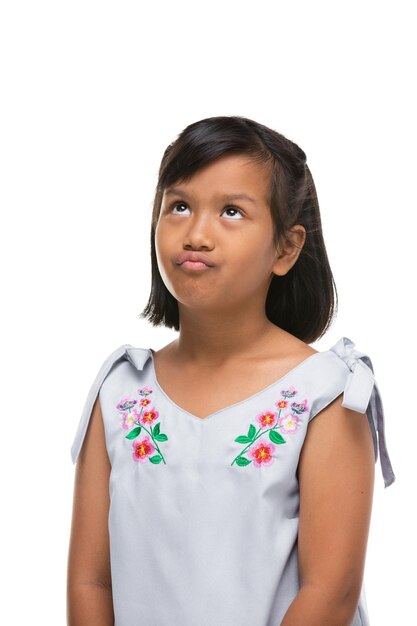 Photo thoughtful girl looking away against white background