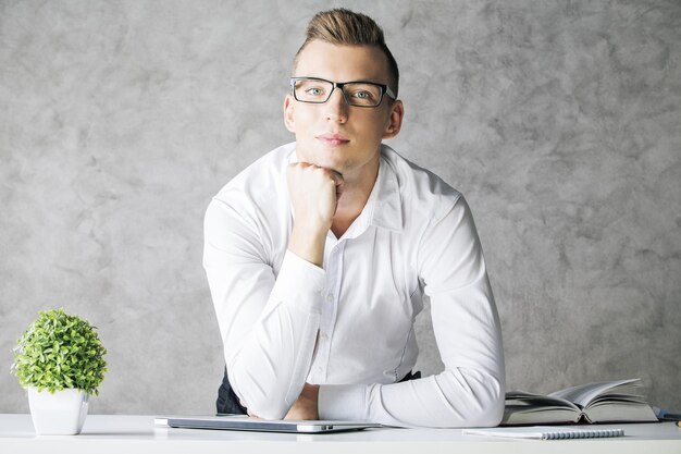 Photo thoughtful guy at workplace