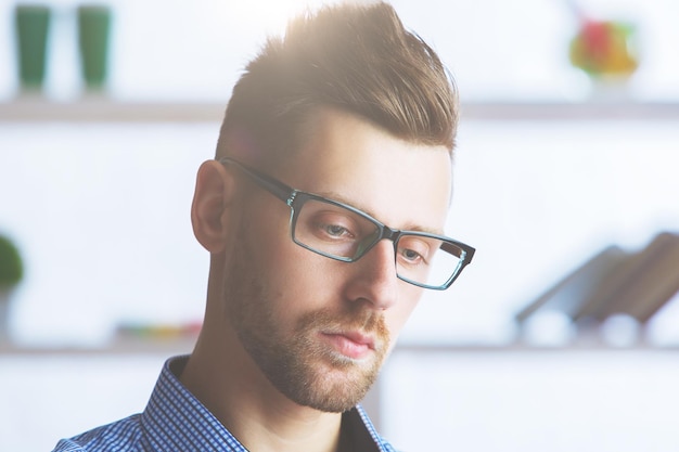 Photo thoughtful man portrait