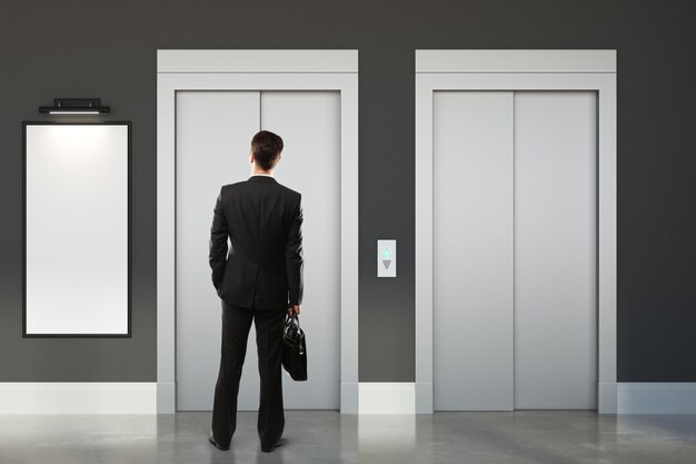 Photo thoughtful man in room with lift