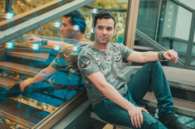 Photo thoughtful man sitting on steps