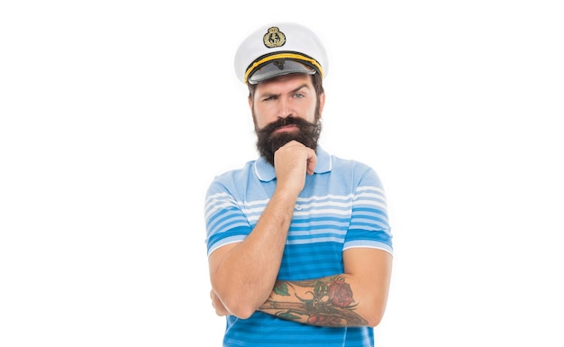 Foto uomo premuroso che indossa il cappello del capitano uomo barbuto pensando isolato su bianco uomo marinaio con barba e baffi