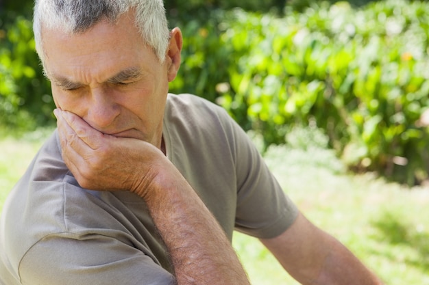 Photo thoughtful mature man at the park