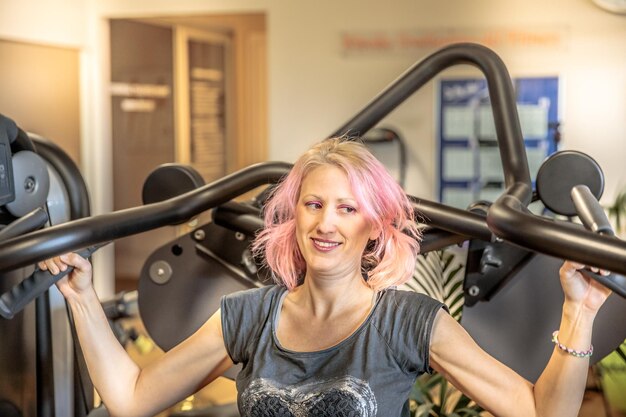 Photo thoughtful mature woman exercising in gym