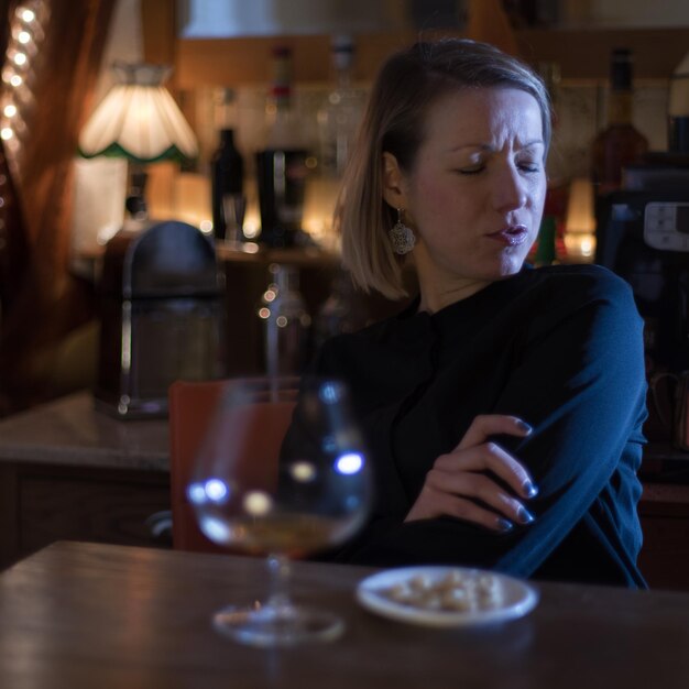 Photo thoughtful mid adult sitting by food and drink on table in restaurant