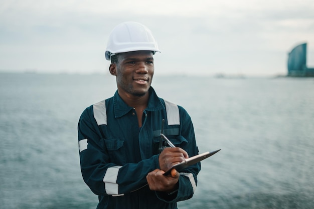 Photo thoughtful seaman making notes and looking away