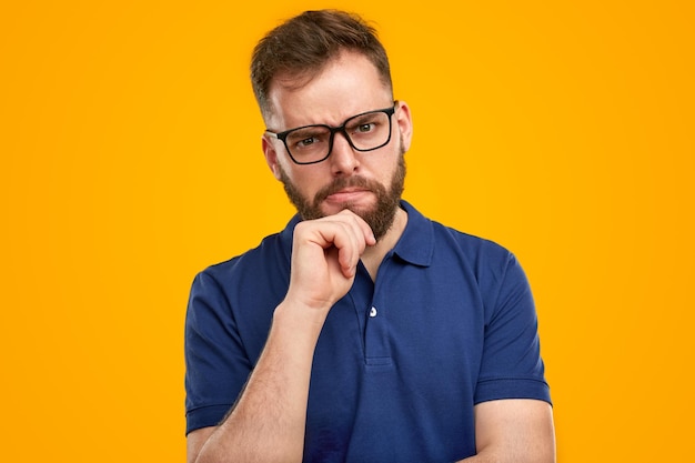 Foto uomo intelligente premuroso con gli occhiali in studio