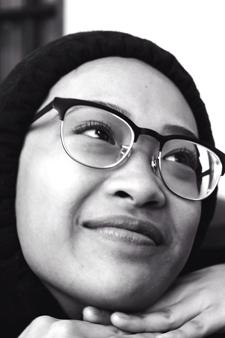 Photo thoughtful smiling woman wearing eyeglasses looking away