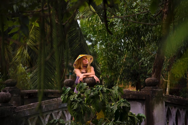 Photo thoughtful teenage girl standing on bridge at park