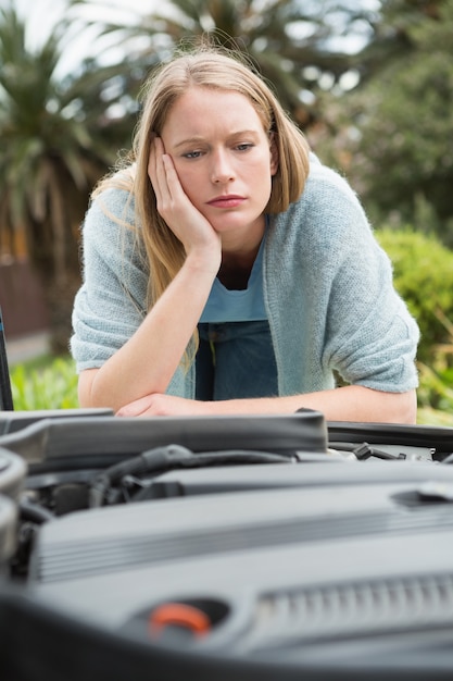 Foto donna premurosa guardando il motore