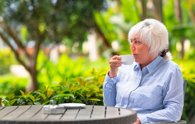 Donna premurosa che si rilassa con una tazza di tè o caffè