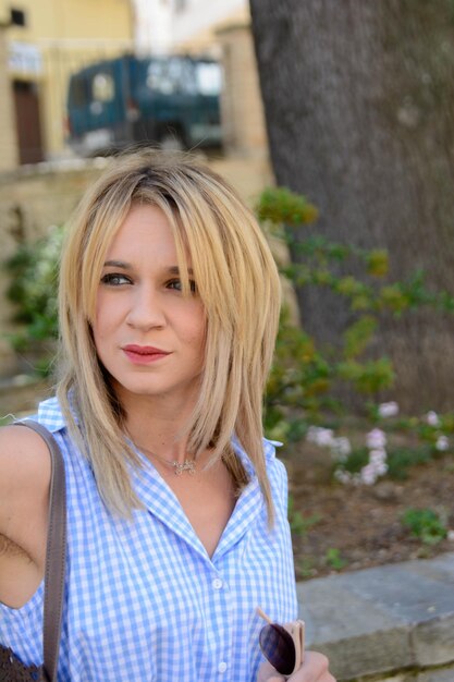 Photo thoughtful woman standing in city