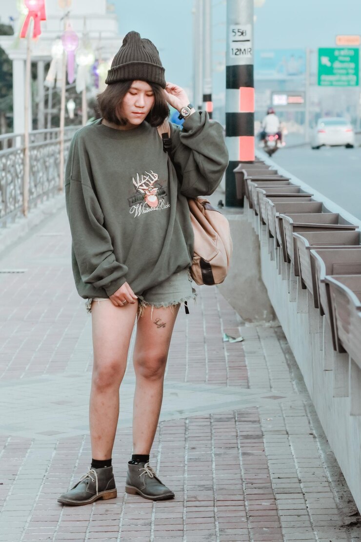 Photo 一位深思熟慮的女人在冬天站在人行道上