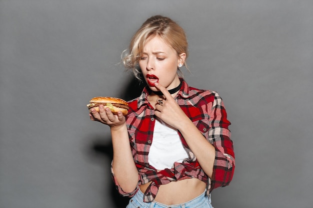 Photo thoughtful woman with burger