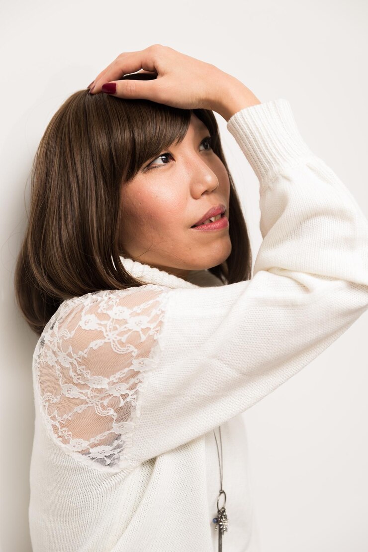 Photo の毛に手を入れた思慮深い女性