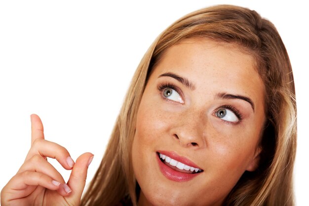 Photo thoughtful young woman against white background