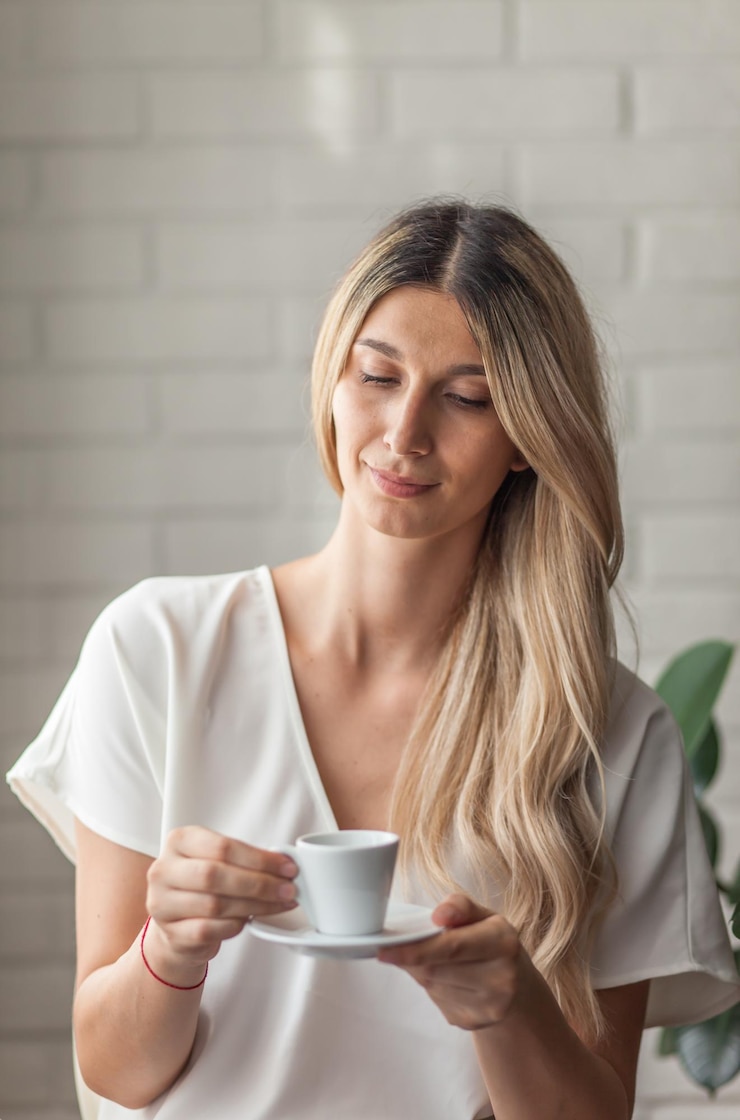 Photo thoughtful young woman holding coffee at home