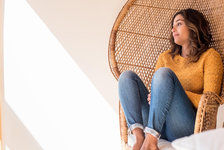 Photo thoughtful young woman sitting on chair