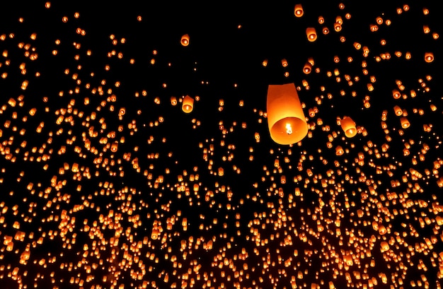 태국, 치앙마이 Loy Krathong 축제에 하늘에서 천 등불