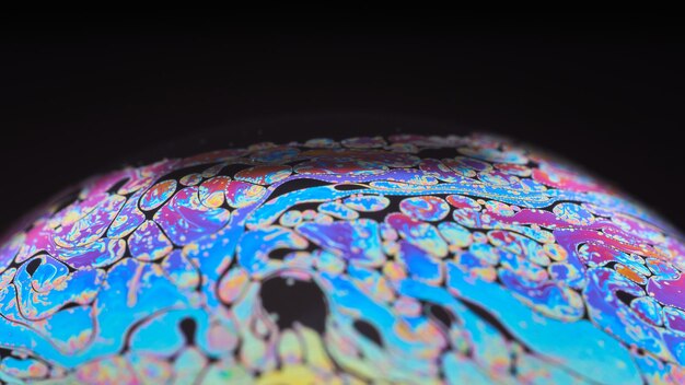 巨大な泡の中の何千もの色と形