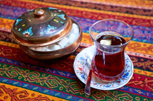 Фото Черный турецкий чай в традиционном стакане