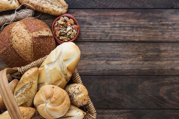 Foto filo e frutta candita vicino al cestino con pane