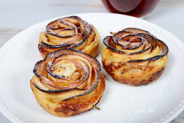 Tre tortini di mele sul piatto bianco