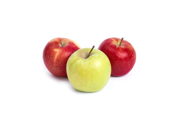 Три яблока на белом фоне Два красных яблока с одним зеленым на белом фоне