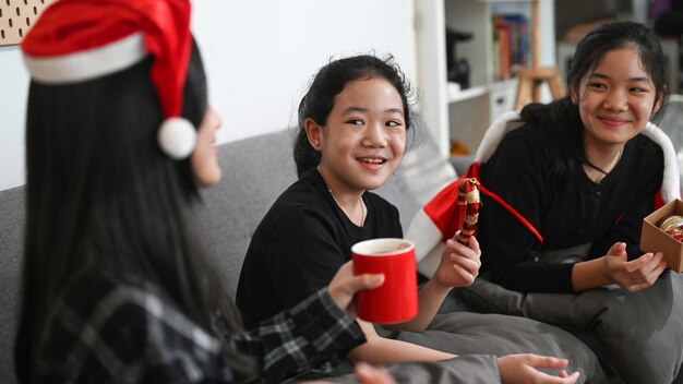 Трое азиатских детей вместе празднуют Рождество дома.