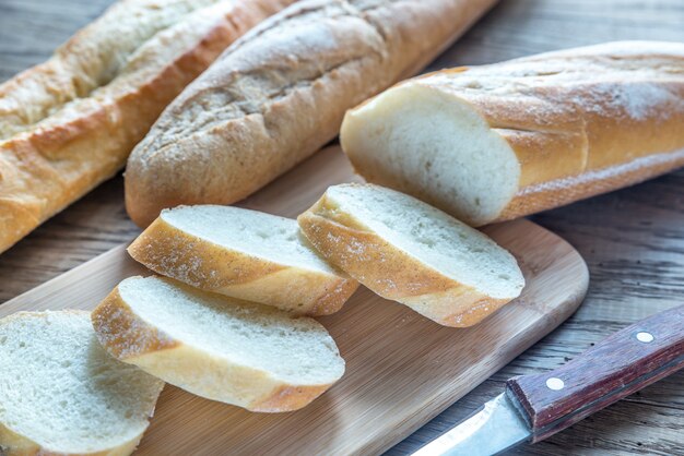 Foto tre baguette sul tavolo di legno