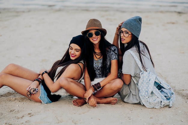 Tre belle ragazze sulla spiaggia