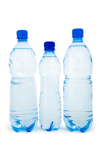 Три синие бутылки изолированы