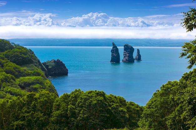 Le tre rocce dei fratelli nella baia di avacha dell'oceano pacifico