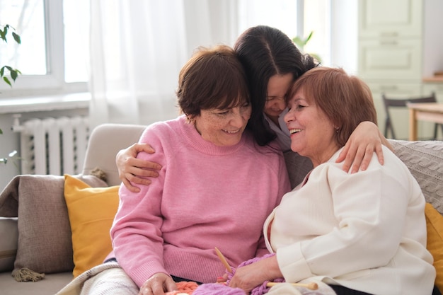 Три жизнерадостные женщины, представляющие разные поколения, вместе создают заветные воспоминания в уютной и гостеприимной гостиной. Укрепляют семейные связи между поколениями, чтобы способствовать взаимопониманию и любви.