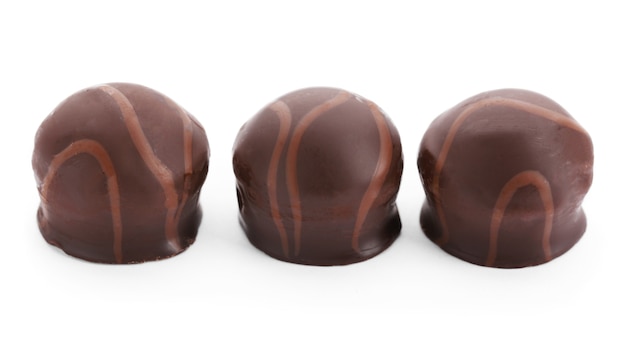 Три шоколадные конфеты, изолированные на белом