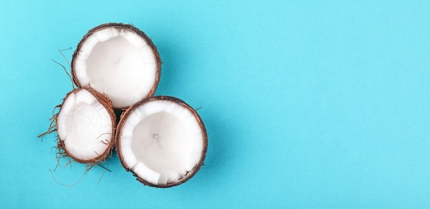 Tre metà della noce di cocco su un blu