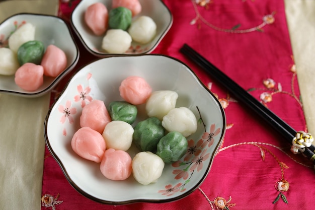 Photo three color korean food songpyeon honeyfilled rice cake