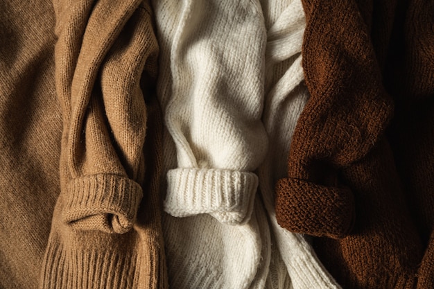 写真 3つのカラフルな暖かいウールの冬のセーター/プルオーバー